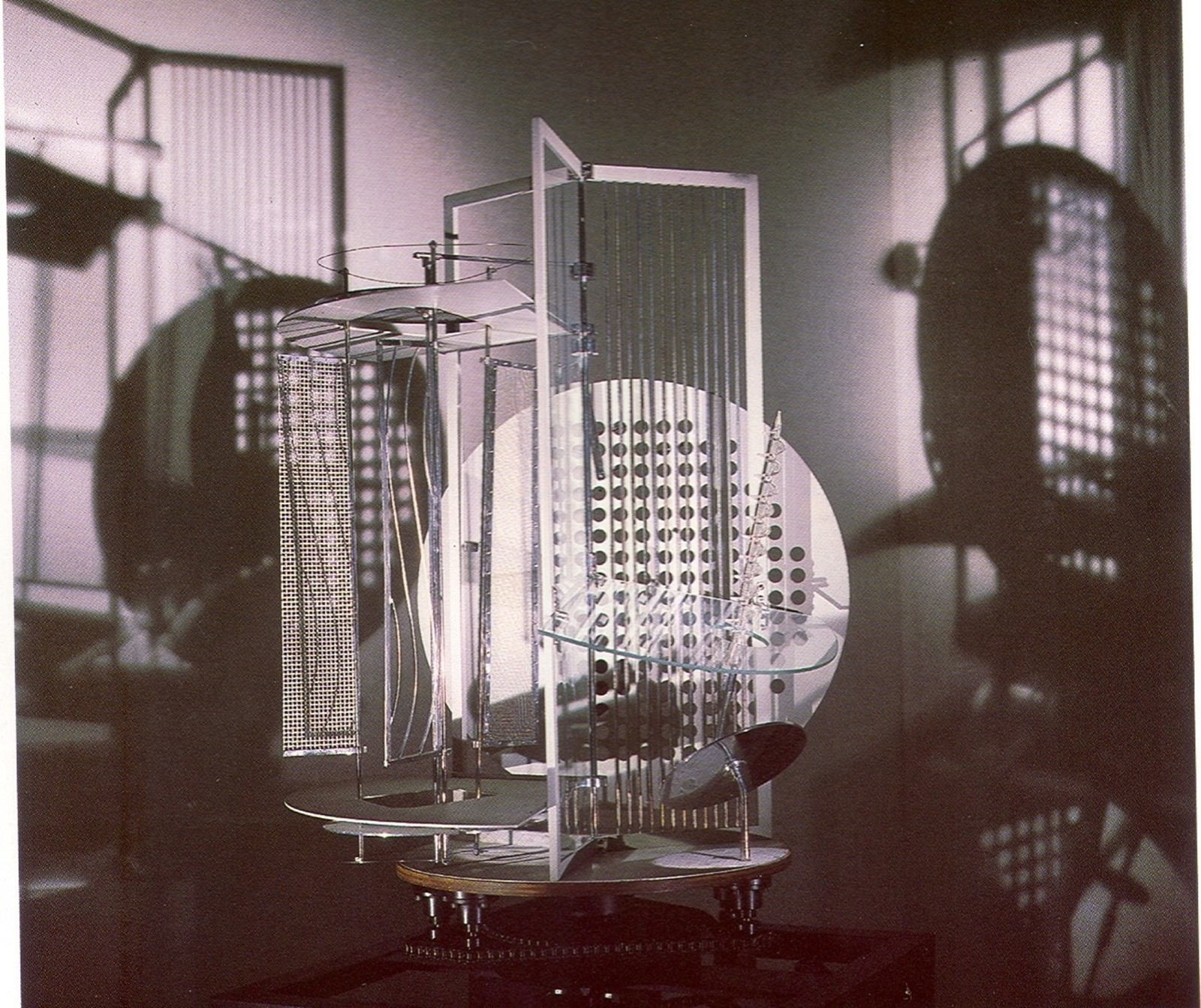 L&aacute;szl&oacute; Moholy-Nagy. Light-Space Modulator. 1930.&nbsp;