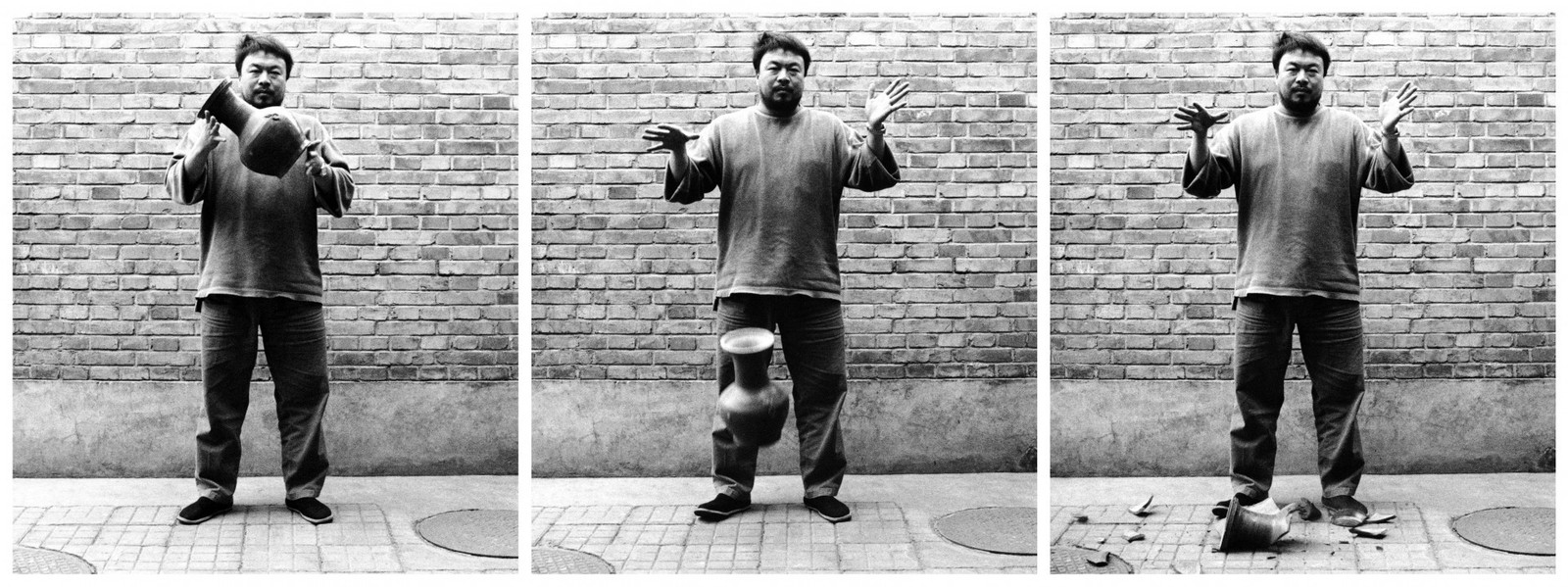 Ai Weiwei.&nbsp;Dropping a Han Dynasty Urn. 1995. Tthree gelatin silver prints. 148 х 121 cm.