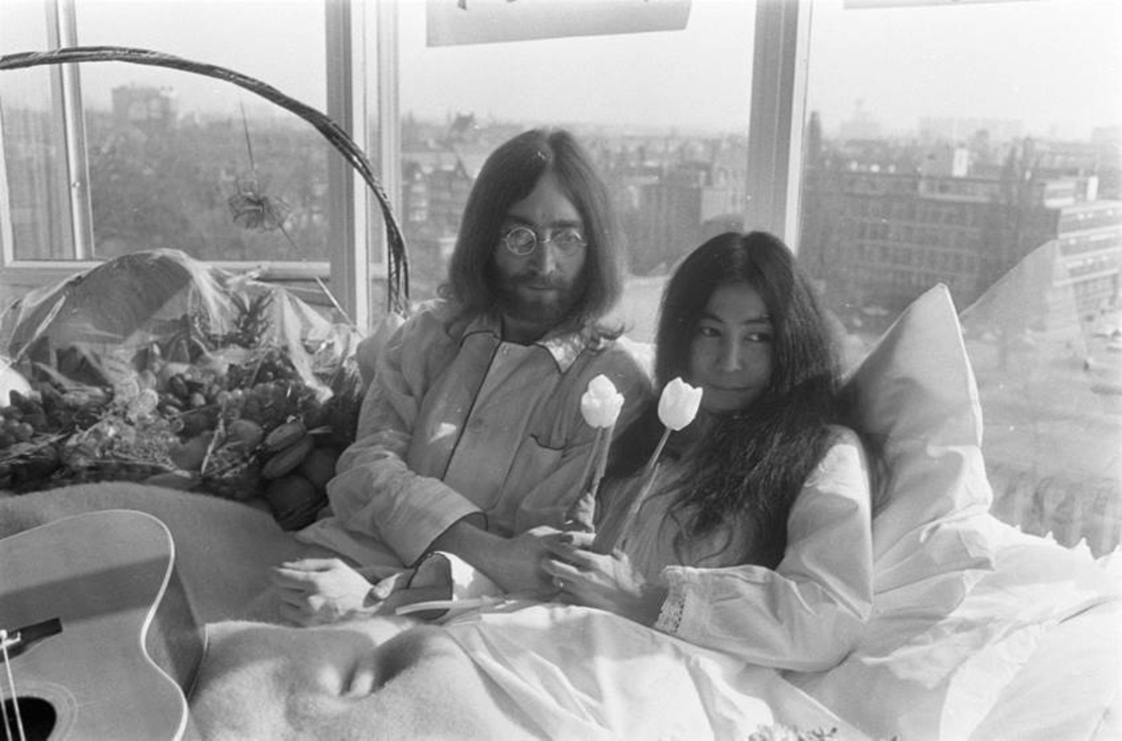Йоко Оно. В постели за мир. 1969. Фотография