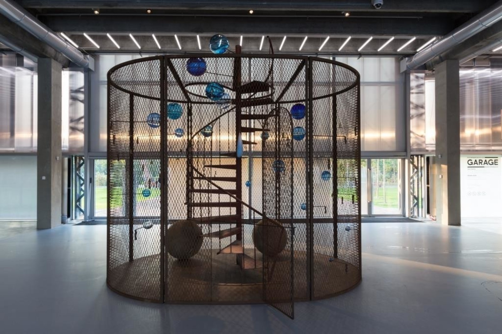 Louise Bourgeois. Cell (The Last Climb), 2008. Steel, glass, rubber, thread and wood 384.8 x 400.1 x 299.7 cm. Collection National Gallery of Canada, Ottawa &copy; Garage Museum of Contemporary Art