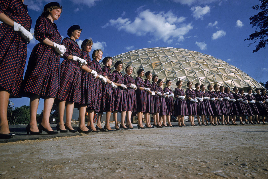 American National Exhibition guides at the Buckminster Fuller Dome. Moscow, Sokolniki, 1959 &copy; Howard Sochurek / Time &amp; Life Pictures / Getty Images / Fotobank