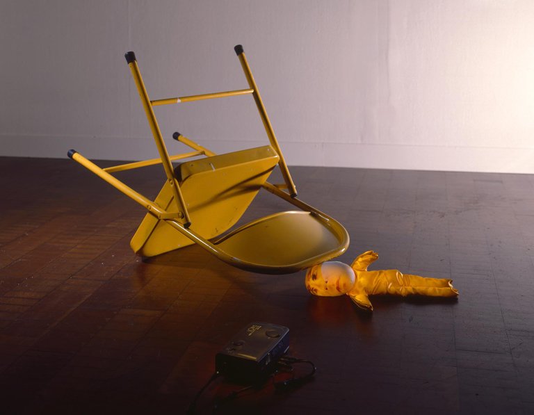 Tony Oursler, Self-Portrait in Yellow, 1996 &copy; Milwaukee Art Museum