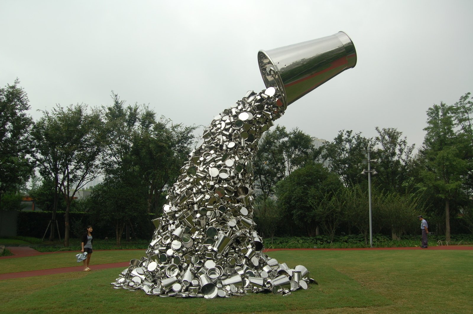Ray (2012)Stainless steel and stainless-steel utensils, 600 &times; 400 &times; 400 сmJing'an Sculpture Park, Shanghai, China