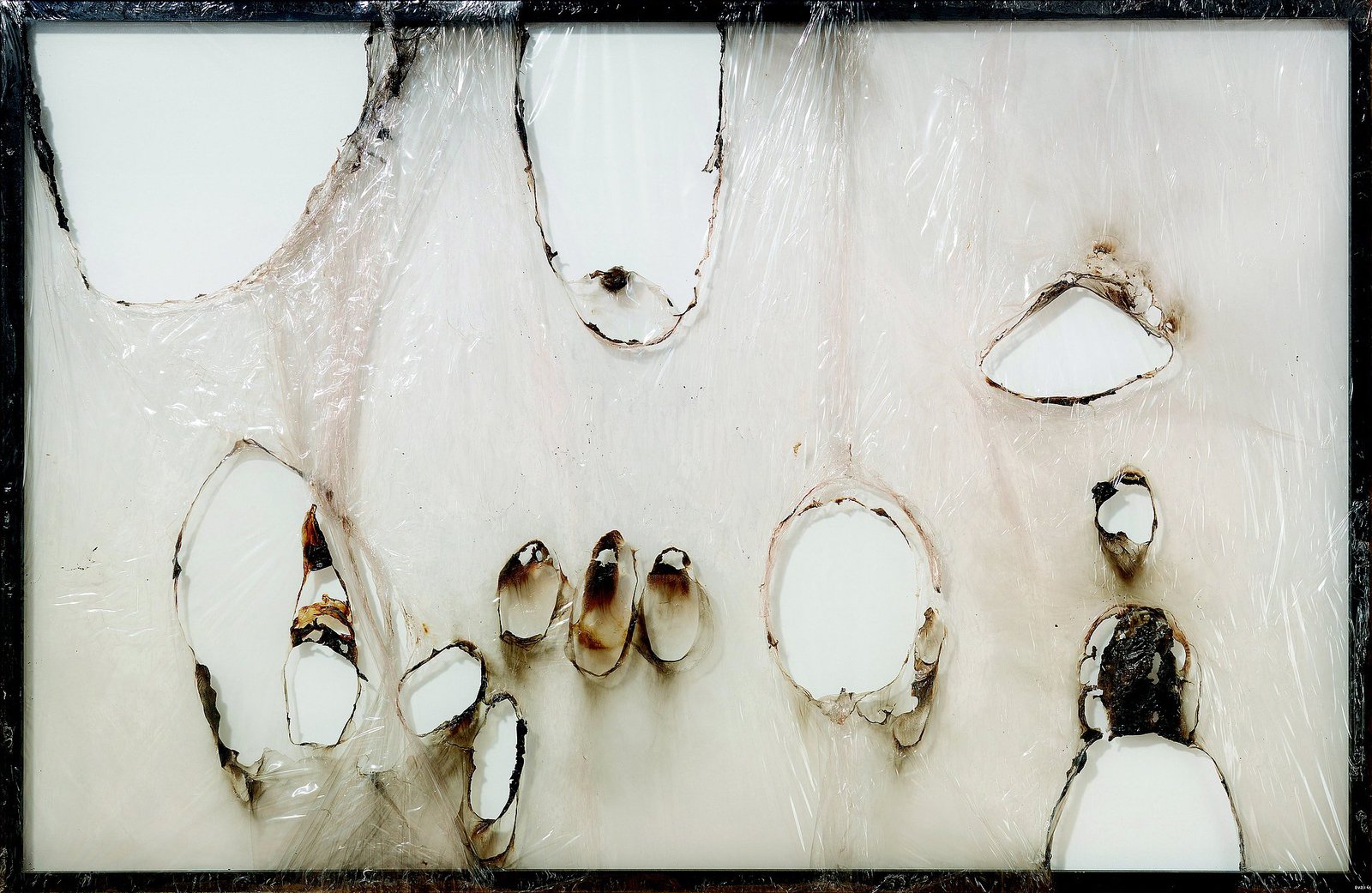Альберто Бурри. Белый большой пластик. 1964. Целлофан на алюминиевом подрамнике, 143.6 x 242.8 см. Предоставлено Kravis Collection.