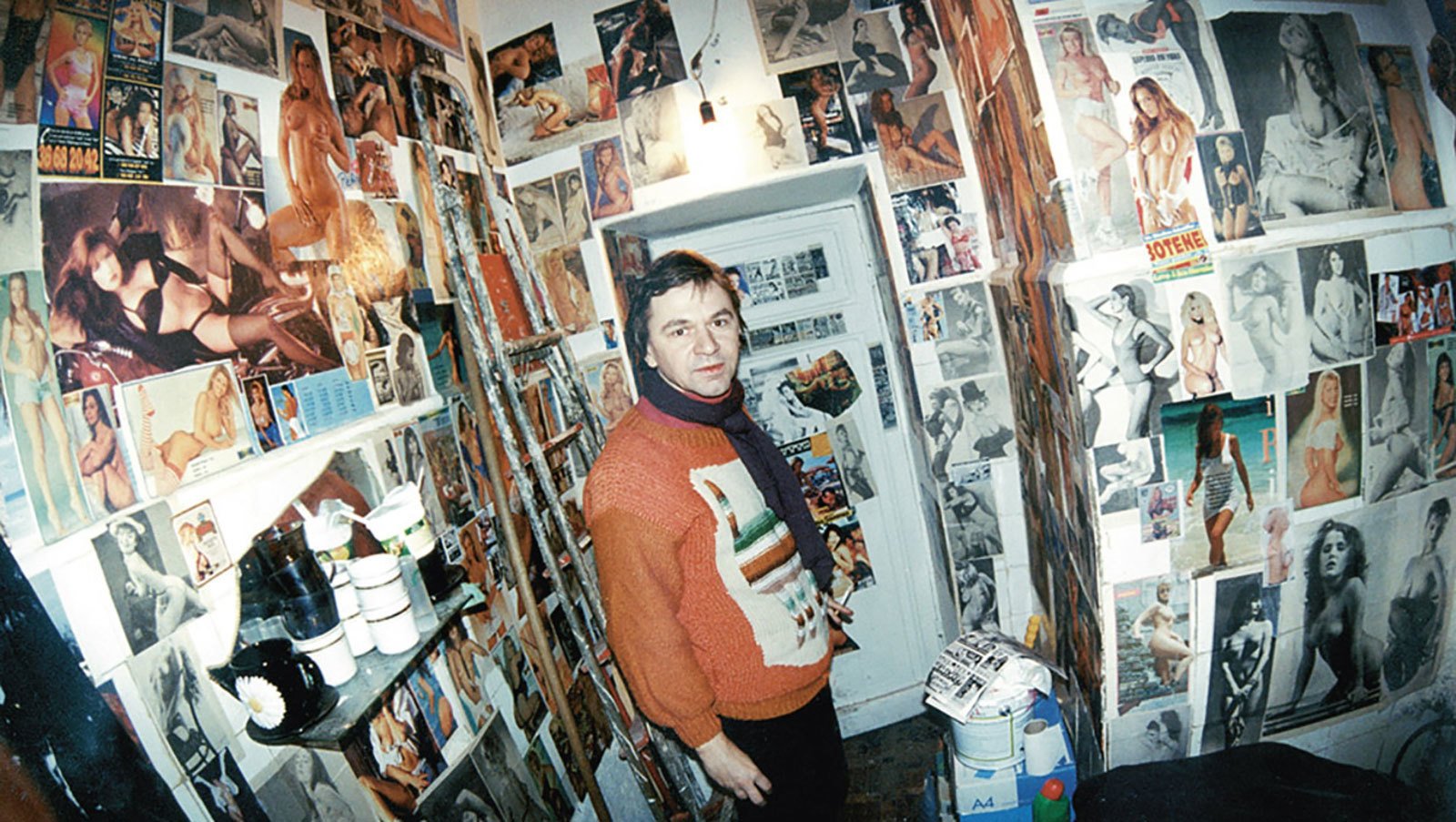 Константин Звездочетов на собственной выставке &laquo;Эротика разрушает сознание&raquo; в туалете Галереи XL. 1997. Фото предоставлено Галереей XL