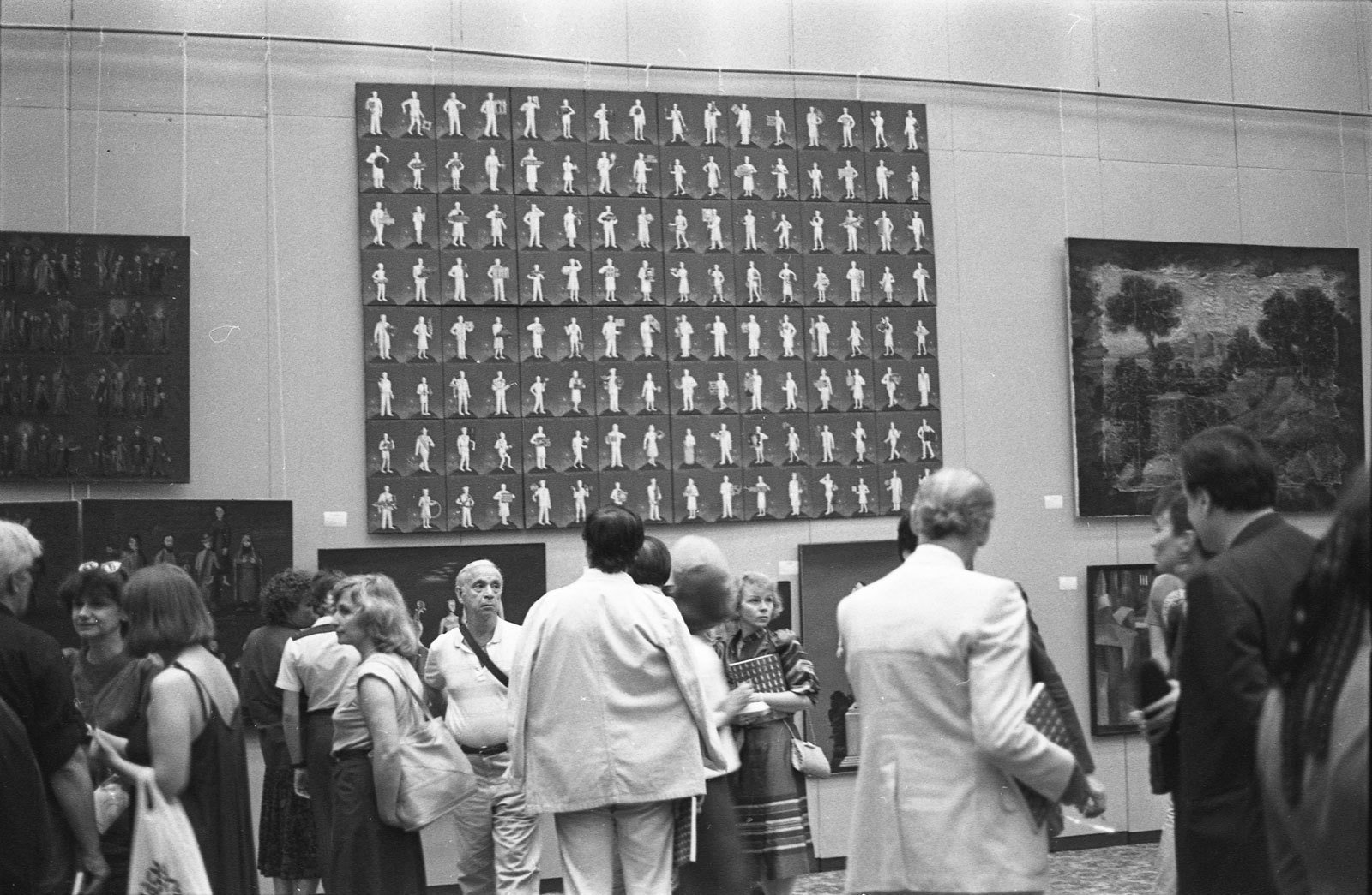 Pre-auction exhibition of Sotheby&rsquo;s Russian Avant-Garde and Soviet Contemporary Art at Sovincentr, Moscow, July 2&ndash;7, 1988Photo: Alexander Lavrentiev&copy; Alexander Lavrentiev