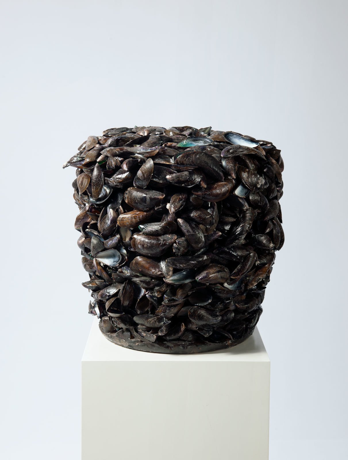 Marcel BroodthaersMoule de Moules, 1965&ndash;1966(Mussel Mould)Coloured resin and mussel shells40 &times; 30 &times; 34 cmPrivate collection&copy; Estate Marcel Broodthaers