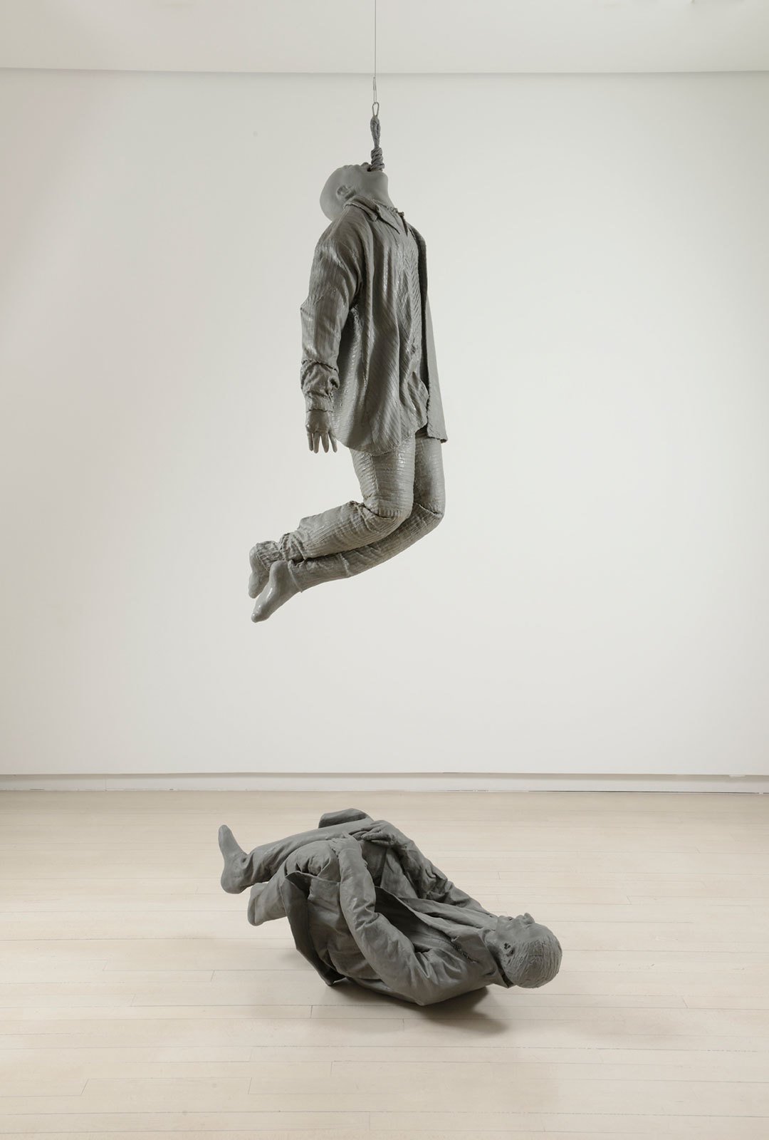 Juan Mu&ntilde;oz. Two figures one laughing at one hanging, 2000&copy; Galer&iacute;a Elvira Gonz&aacute;lez