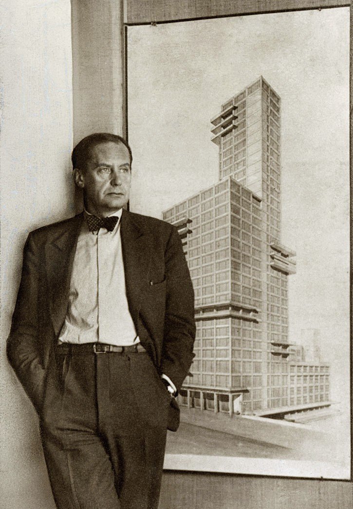 Вальтер Гропиус на фоне конкурсного проекта здания Chicago Tribune. 1922. &Oacute; Bauhaus-Archiv Berlin