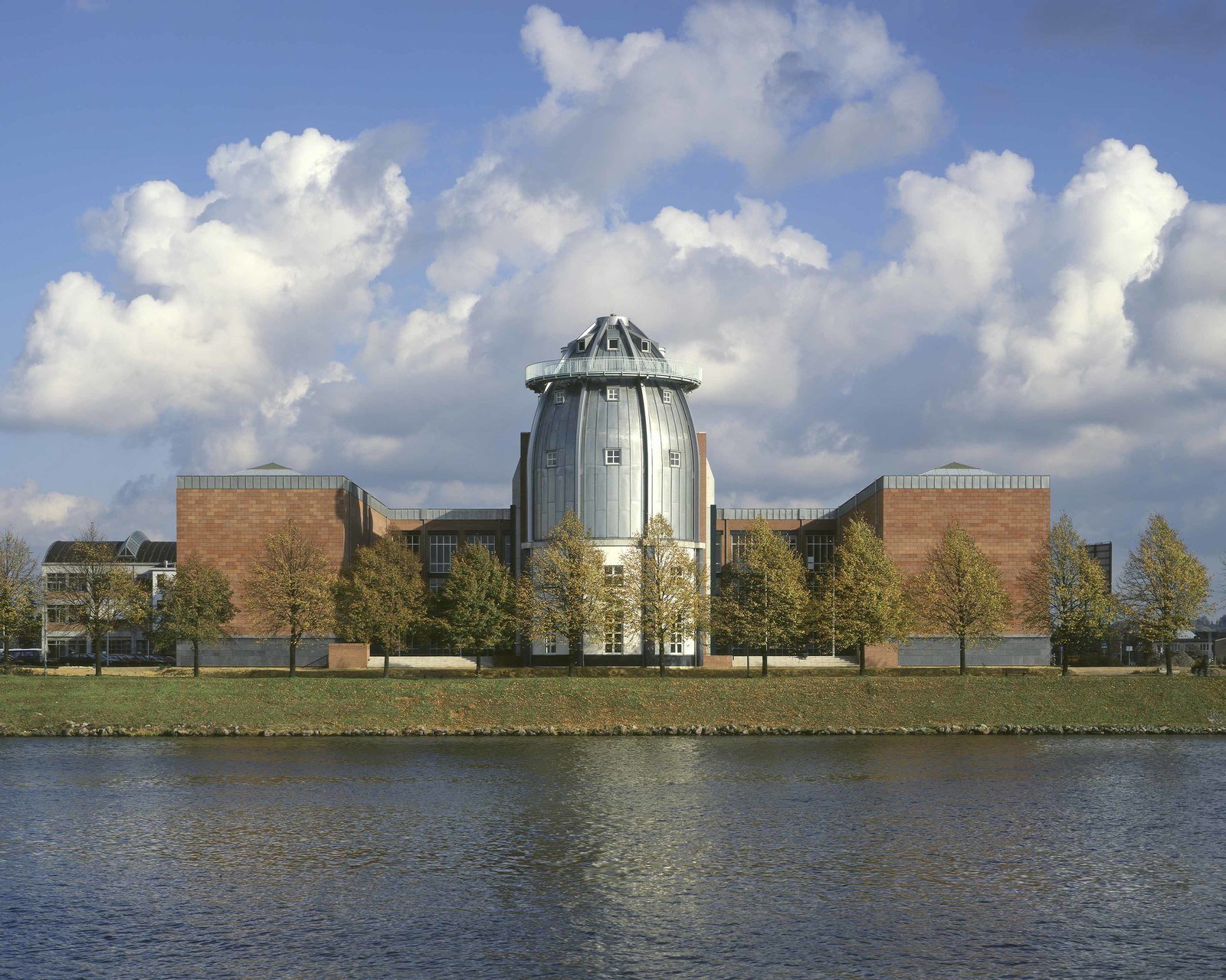 Новое здание музея Боннефантен в Маастрихте, Нидерланды. 1995&copy; Kim Zwarts
