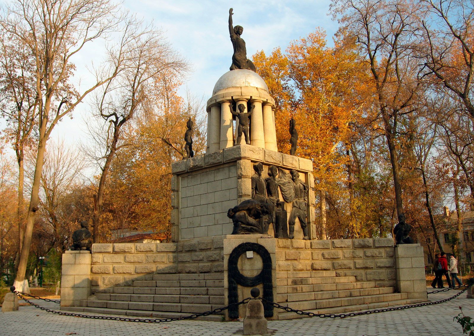 Памятник Свободы (1919) в Самарканде, созданный по проекту архитектора Эдварда Руша. Демонтирован в 2009