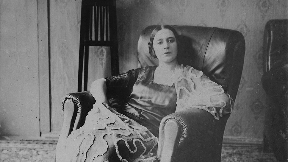 Sofia Ostrovskaya, early 1920s Photograph reproduced from S. Ostrovskaya: Diary Novoe literaturnoe obozrenie publishing house, Moscow, 2013