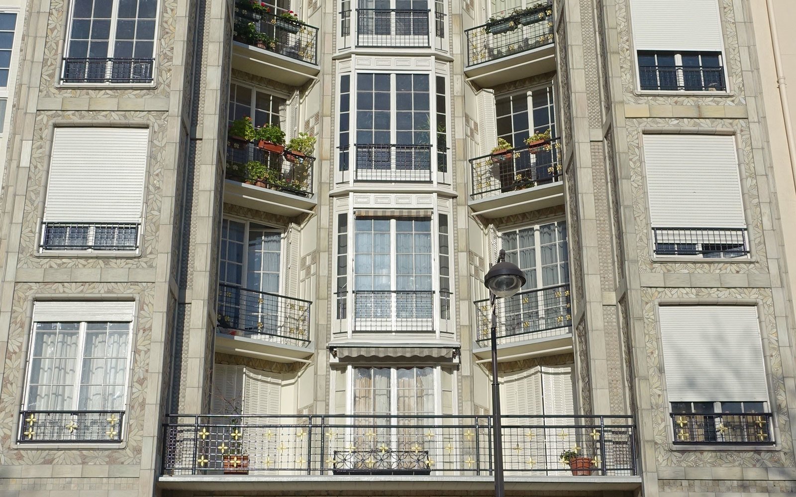 Жилой дом на улице Бенджамина Франклина. Фрагмент фасада. Париж, Франция. 1902&ndash;1904. Источник: Wikipedia / Guilhem Vellut