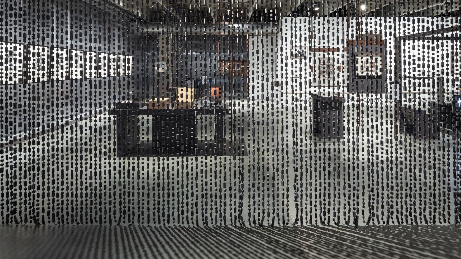 Біз орыс порносын көріп отырмыз: Жұмыстан келген әйел жыныстық қатынасқа түсуді қалайды.